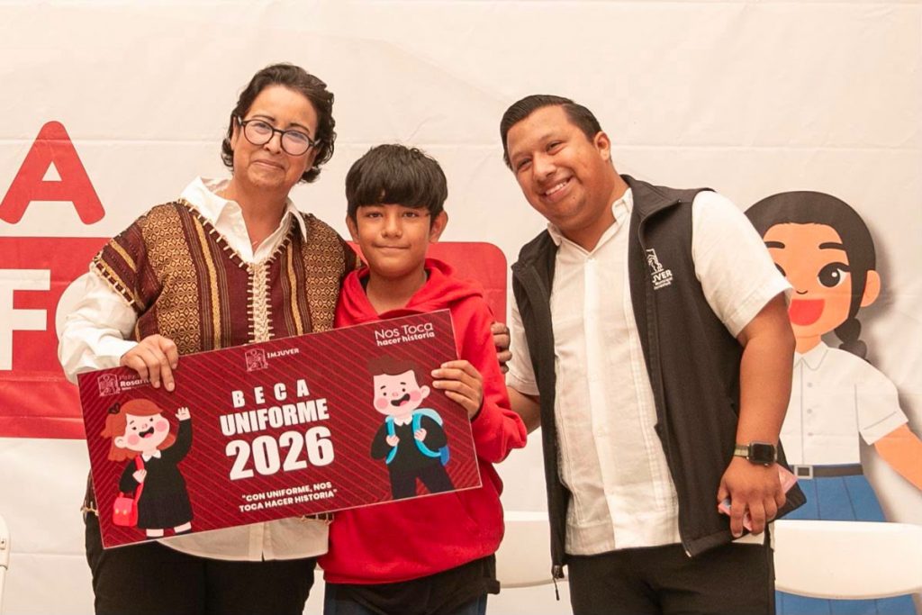 FAMILIAS DESTACAN APOYO DE UNIFORMES ESCOLARES.