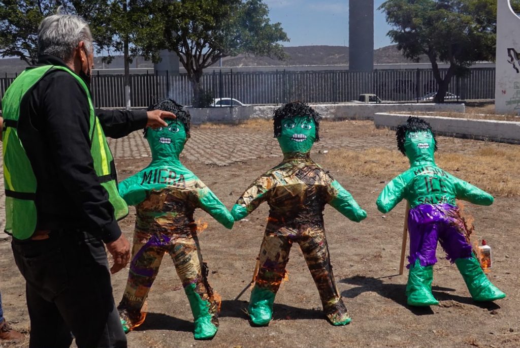 QUEMAN PIÑATAS DE AGENTES MIGRATORIOS EN PROTESTA