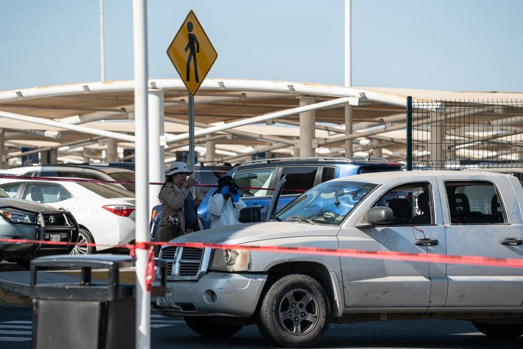 HOMBRES BALEADOS LLEGAN AL ESTACIONAMIENTO DEL AEROPUERTO DE TIJUANA