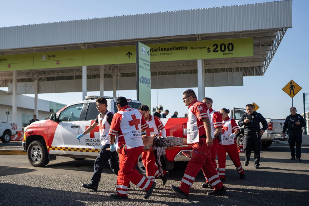 HOMBRES BALEADOS LLEGAN AL ESTACIONAMIENTO DEL AEROPUERTO DE TIJUANA