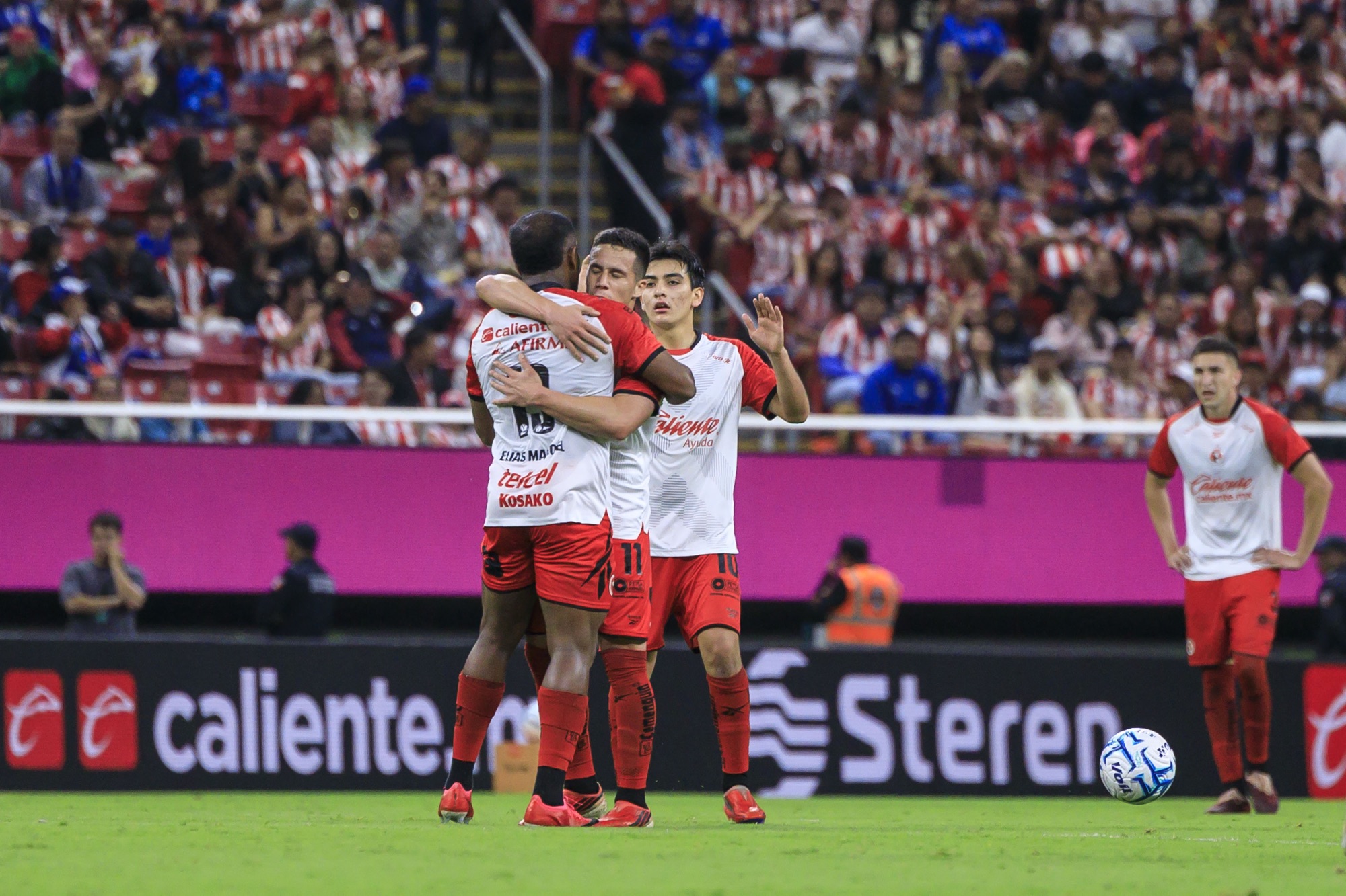 CHIVAS GOLEA A XOLOS Y TERMINA CON SU INVICTO