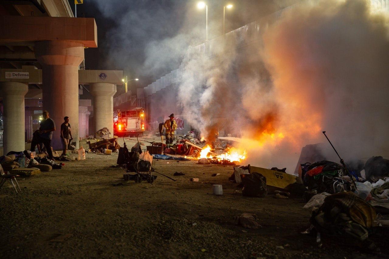 IMPACTANTE INCENDIO CONSUME REFUGIOS IMPROVISADOS JUNTO AL MURO FRONTERIZO EN TIJUANA