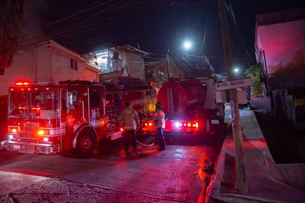 INCENDIO DESTRUYE CUARTO DE MADERA EN CAMINO VERDE.