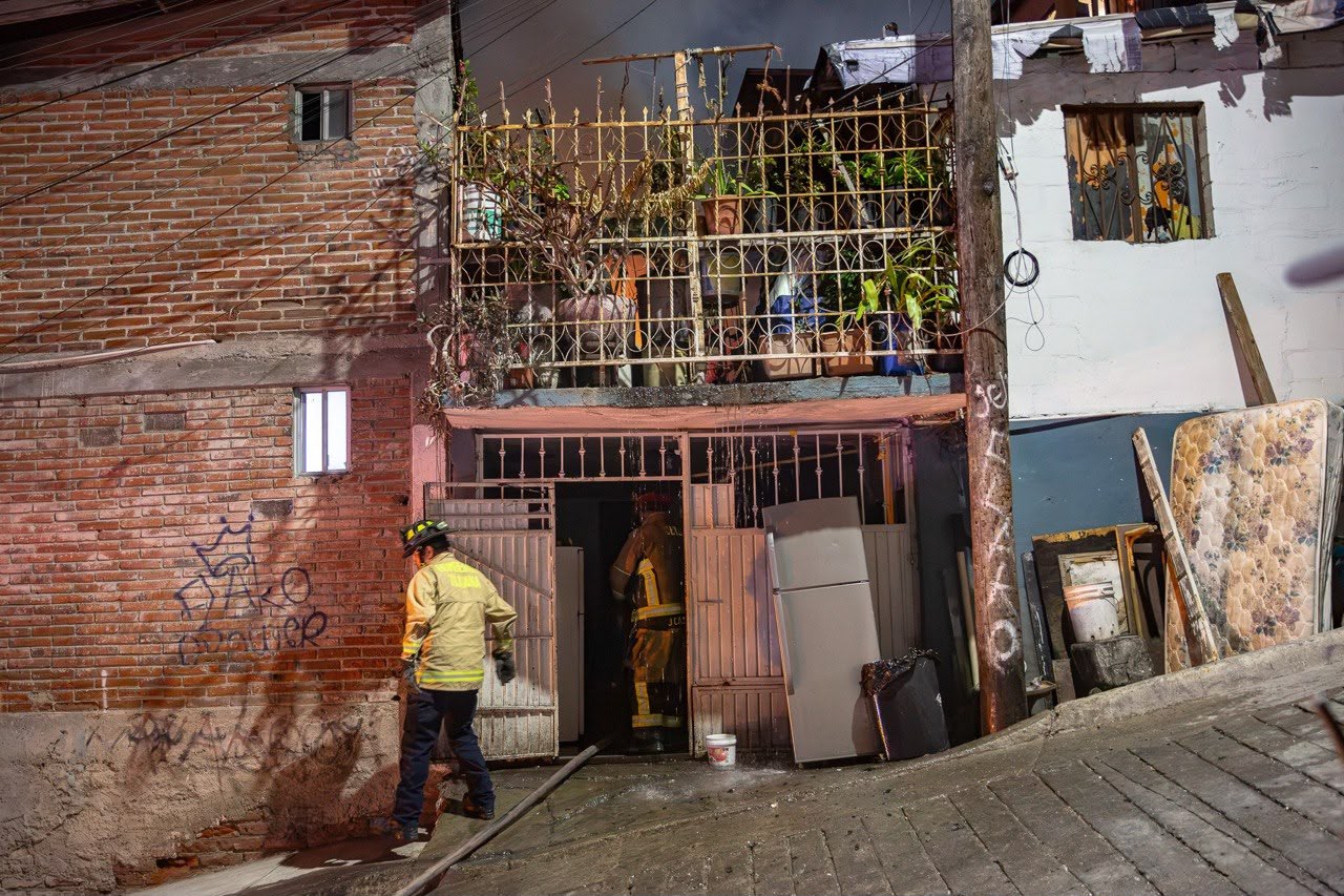 INCENDIO DESTRUYE CUARTO DE MADERA EN CAMINO VERDE