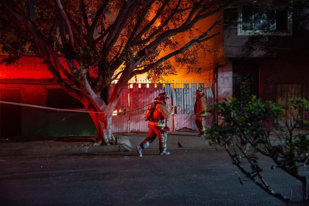 INCENDIO DE VEHÍCULO SE EXTIENDE A CUARTERÍA EN ZONA NORTE.