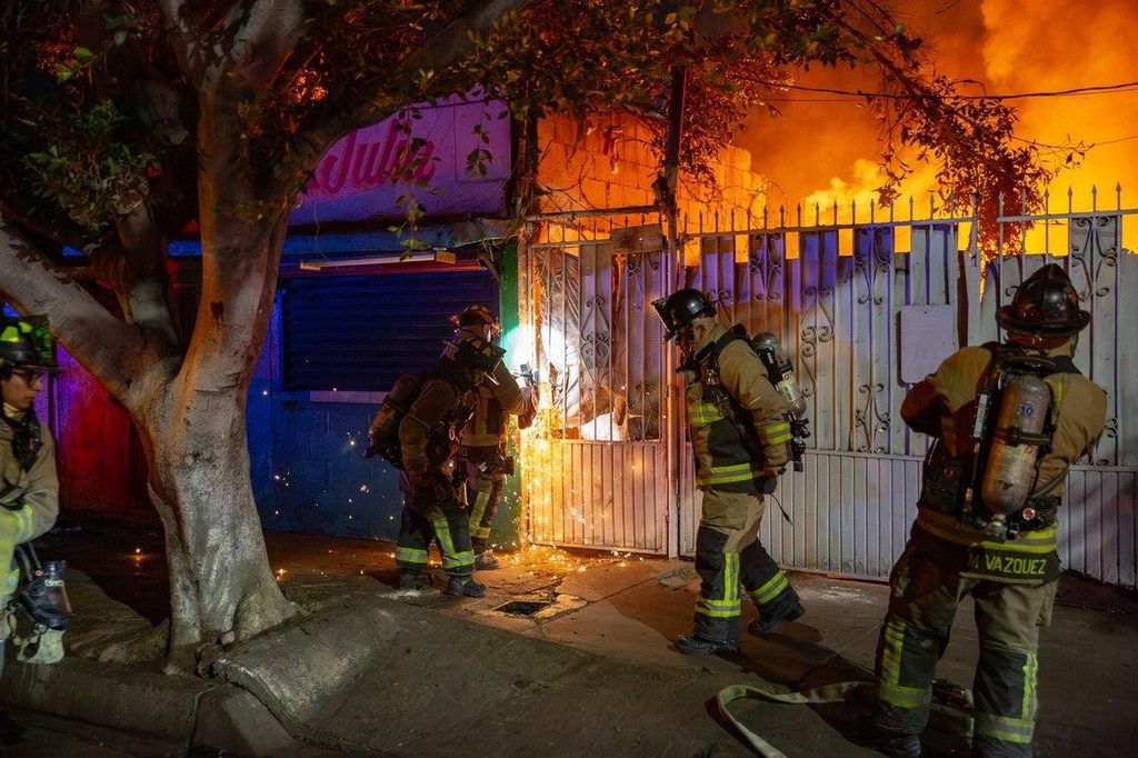 BOMBEROS CONTROLAN EL INCENDIO.