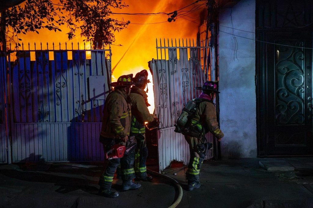 BOMBEROS CONTROLAN EL INCENDIO.