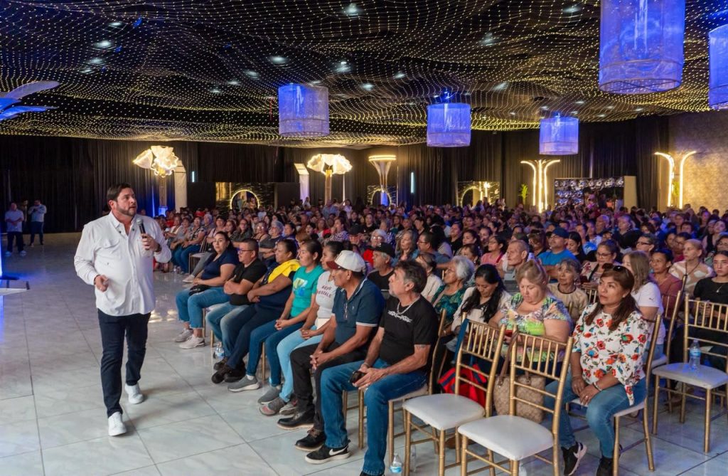 BURGUEÑO CONTINÚA RECORRIDOS POR EL ESTADO CON ASAMBLEA EN MEXICALI.