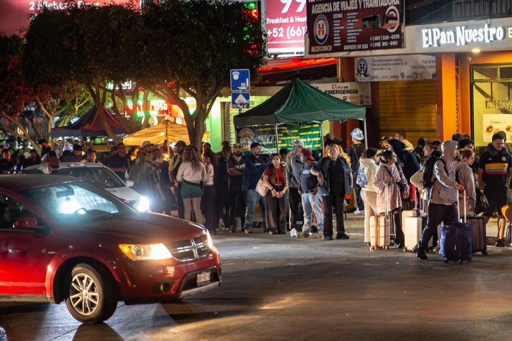 REGISTRAN LARGAS FILAS EN GARITA DE SAN YSIDRO TRAS EL FIN DEL BAJA BEACH FEST.