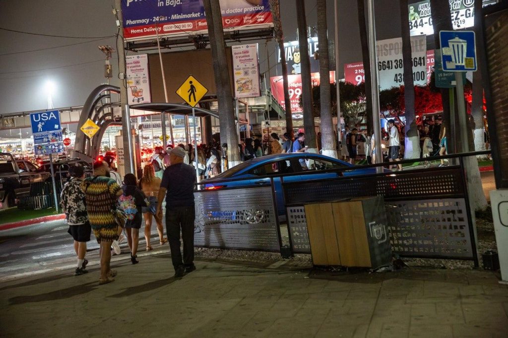 REGISTRAN LARGAS FILAS EN GARITA DE SAN YSIDRO TRAS EL FIN DEL BAJA BEACH FEST.