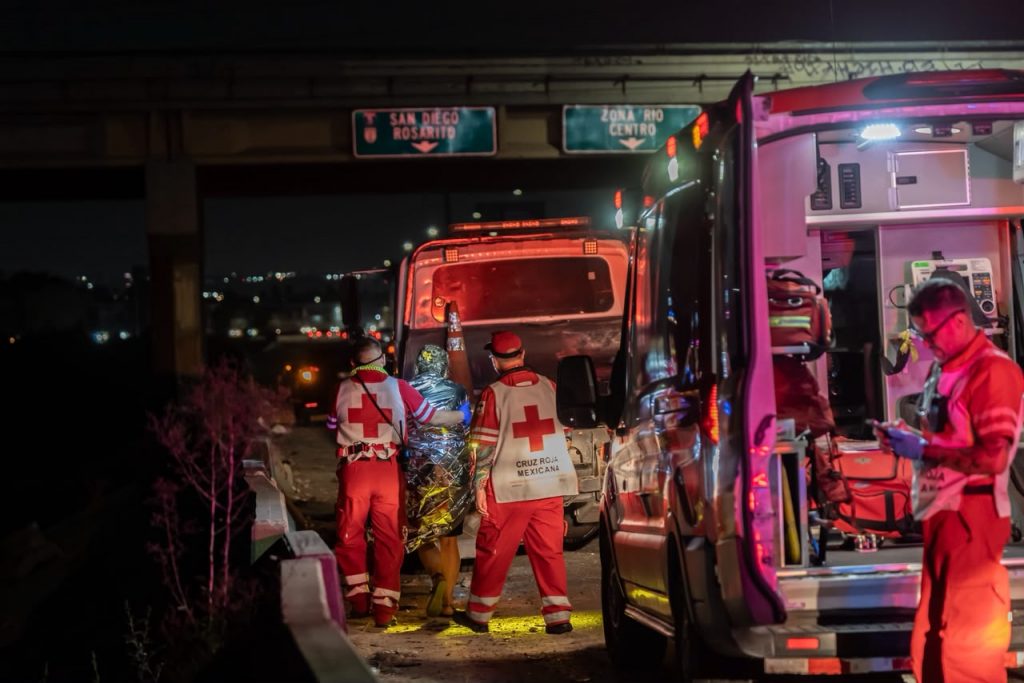 BOMBEROS RESCATARON A LA CONDUCTORA.