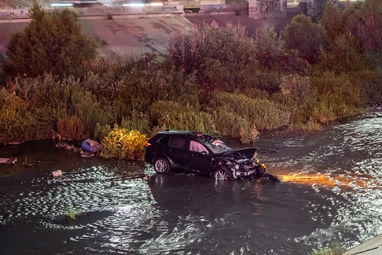 CONDUCTORA RESULTA LESIONADA TRAS CAER A LA CANALIZACIÓN EN LA VÍA RÁPIDA ORIENTE