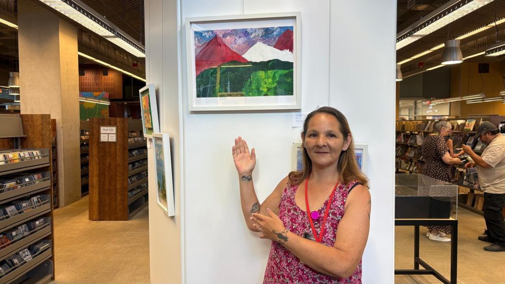LA EXPOSICIÓN REÚNE PINTURAS Y PIEZAS TEXTILES.