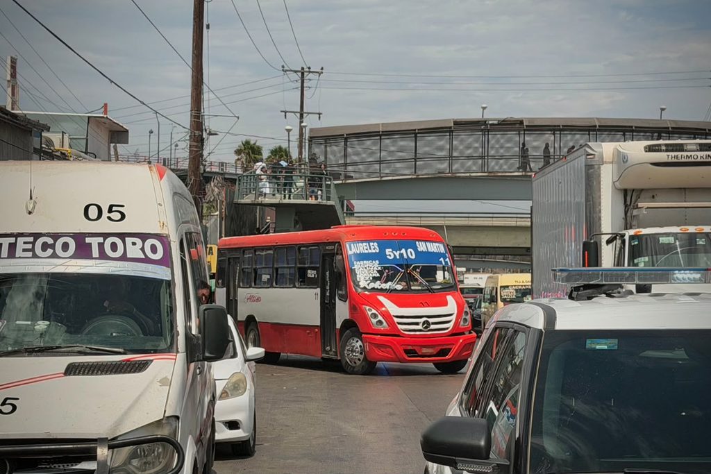 TRANSPORTISTAS DE ALTISA BLOQUEAN LA 5 Y 10 POR DISPUTA SOBRE RUTAS.