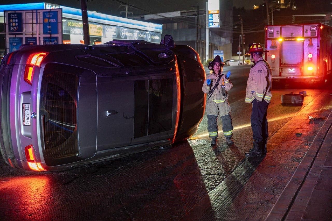 BMW TERMINA VOLCADO Y DERRIBA POSTE 