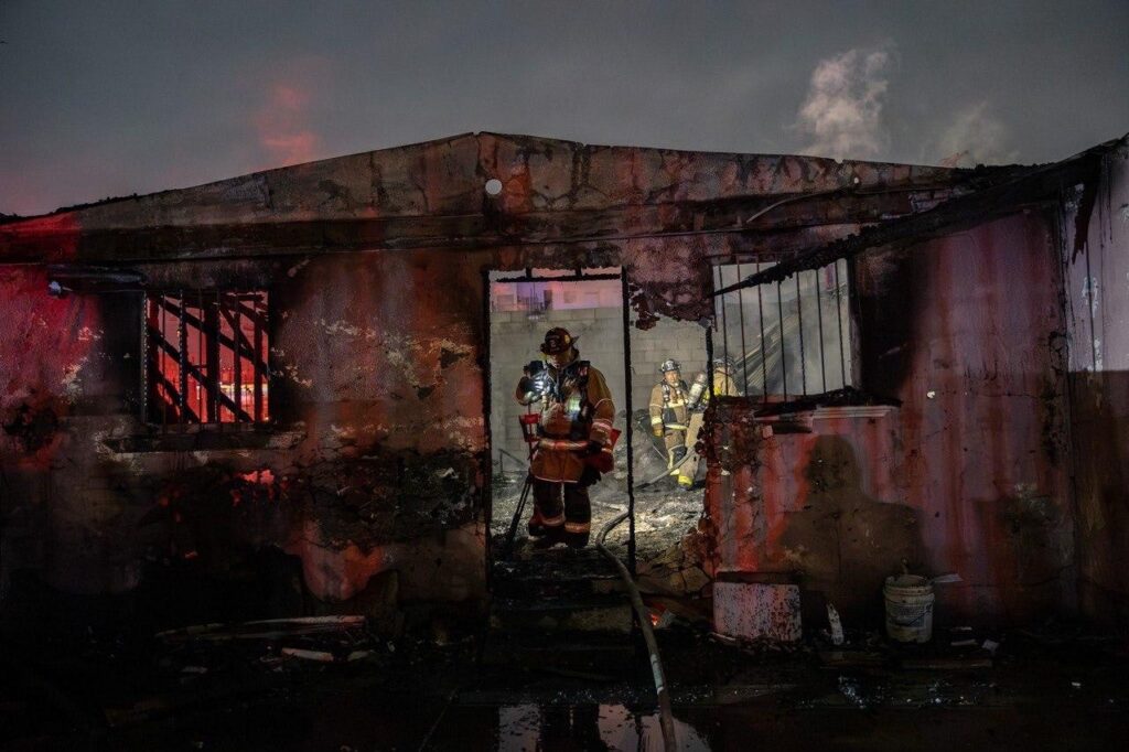 INCENDIO DESTRUYE UNA VIVIENDA Y OTRA QUEDA AFECTADA