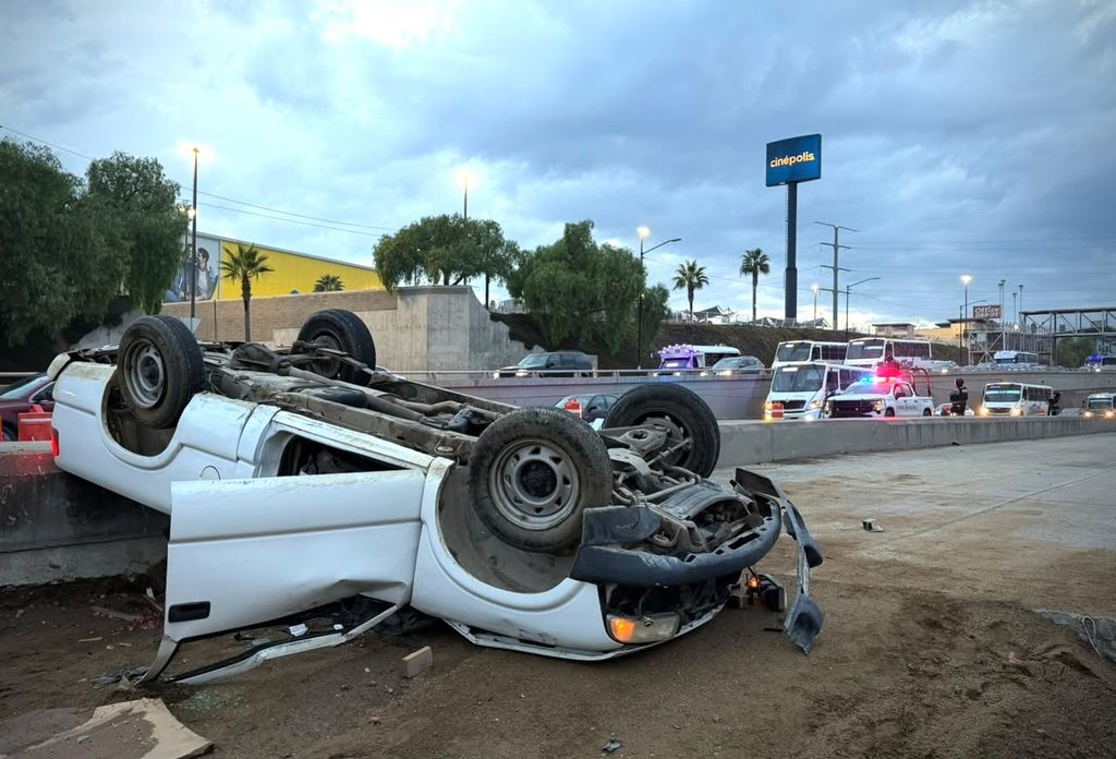 MUJER DE LA TERCERA EDAD RESULTA LESIONADA TRAS VOLCAR EN EL BULEVARD 2000