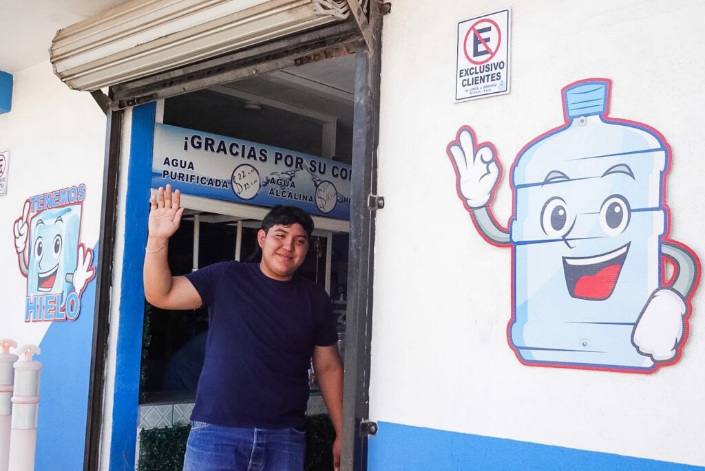 INSPIRADOR GESTO EN VILLA DEL REAL: PURIFICADORA OFRECE AGUA GRATIS ANTE EL INTENSO CALOR EN TIJUANA