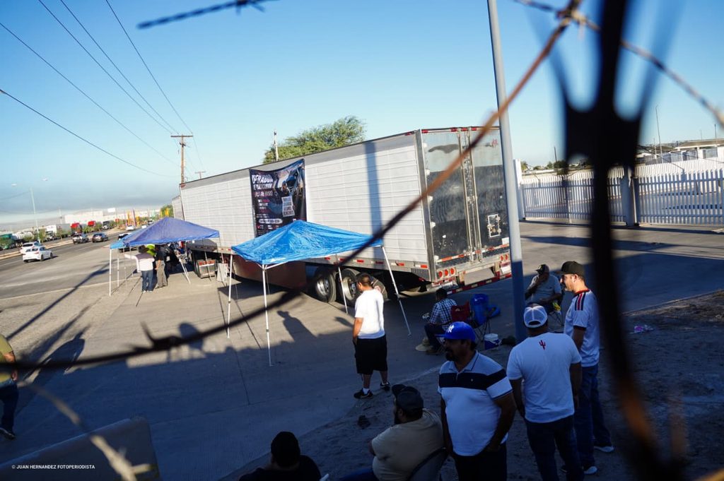 TRANSPORTISTAS CIERRAN GARITA COMERCIAL DE MEXICALI POR RETIRO DE VISAS
