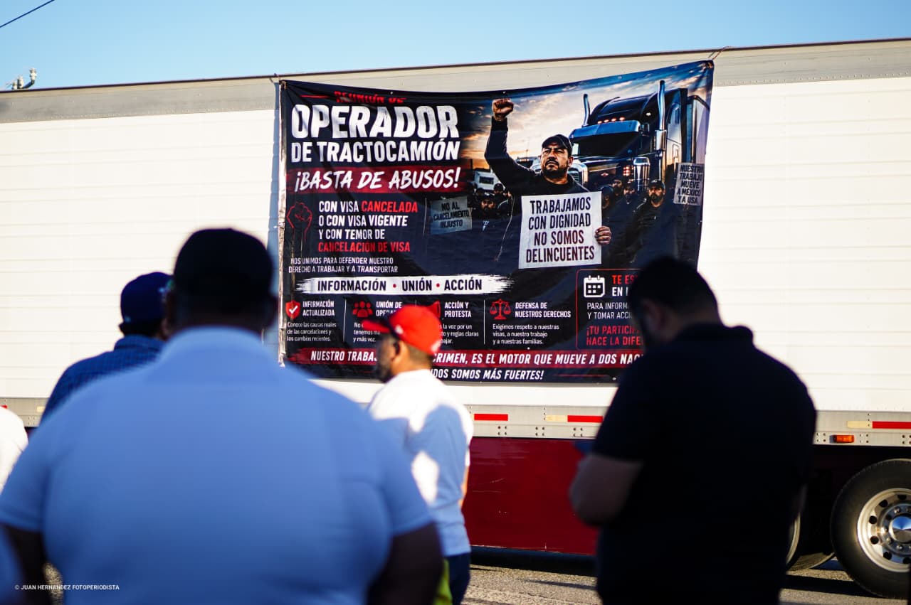 TRANSPORTISTAS CIERRAN GARITA COMERCIAL DE MEXICALI POR RETIRO DE VISAS