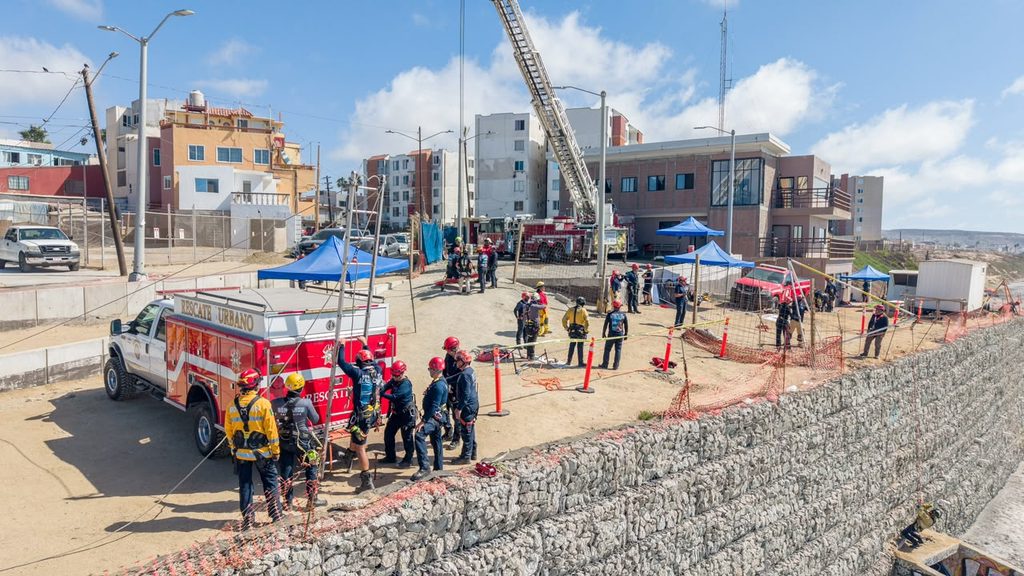 BOMBEROS DE MÉXICO FORTALECEN TÉCNICAS DE RESCATE EN ACANTILADOS 