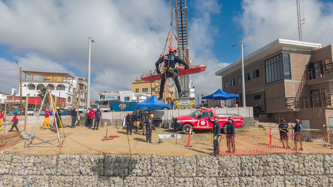 BOMBEROS DE MÉXICO FORTALECEN TÉCNICAS DE RESCATE EN ACANTILADOS