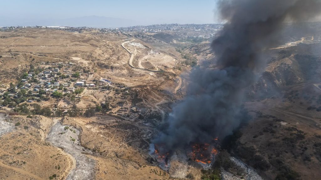 INCENDIO EN BASURERO CLANDESTINO SE REACTIVÓ EN SAN ANTONIO DE LOS BUENOS.