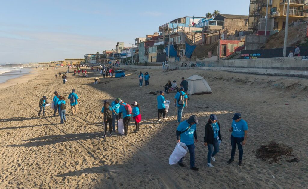 CERCA DE MIL PERSONAS PARTICIPAN EN JORNADA AMBIENTAL EN PLAYAS DE TIJUANA