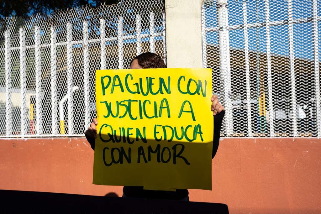 PADRES DE FAMILIA TOMAN PRIMARIA EN GUAYCURA PARA EXIGIR PAGO A MAESTROS