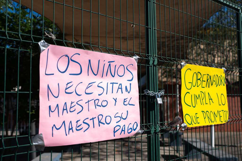 PADRES DE FAMILIA TOMAN PRIMARIA EN GUAYCURA PARA EXIGIR PAGO A MAESTROS