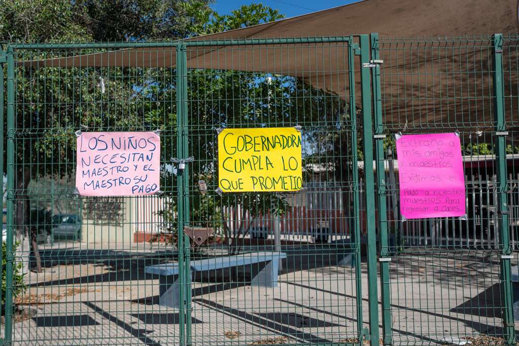 PADRES DE FAMILIA TOMAN PRIMARIA EN GUAYCURA PARA EXIGIR PAGO A MAESTROS