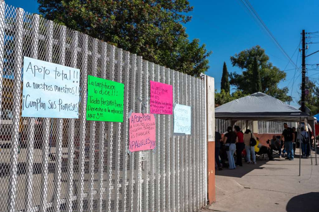 PADRES DE FAMILIA TOMAN PRIMARIA EN GUAYCURA PARA EXIGIR PAGO A MAESTROS