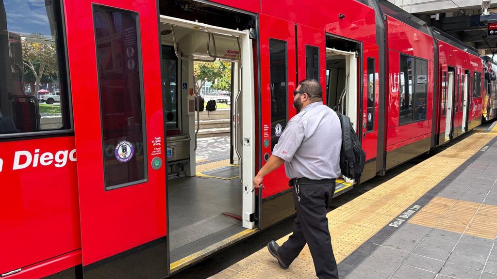 TROLLEY Y AUTOBUSES AUMENTARÁN SUS TARIFAS EN SAN DIEGO A PARTIR DE OCTUBRE.