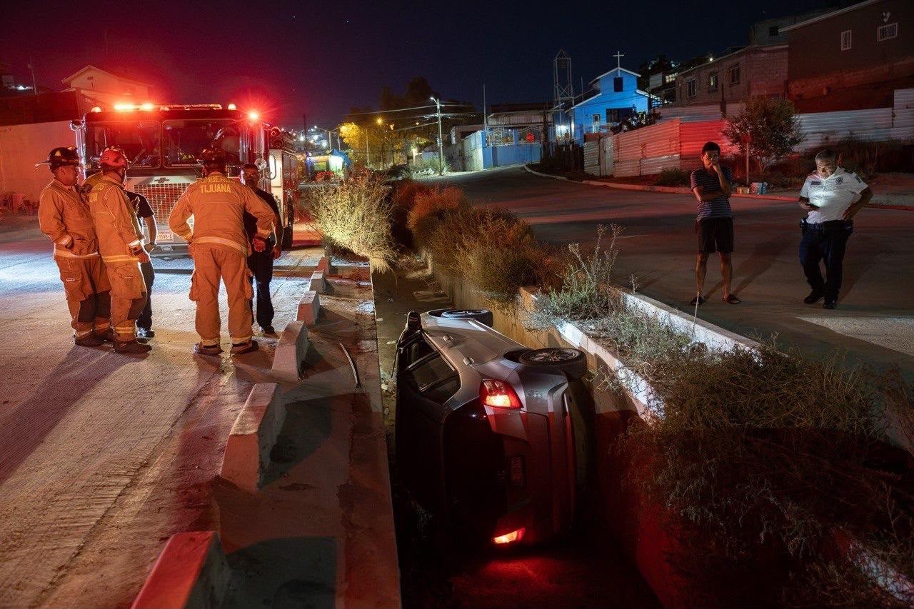CONDUCTOR ILESO TRAS CAÍDA DE AUTO A CANAL EN LA COLONIA SAN ÁNGEL