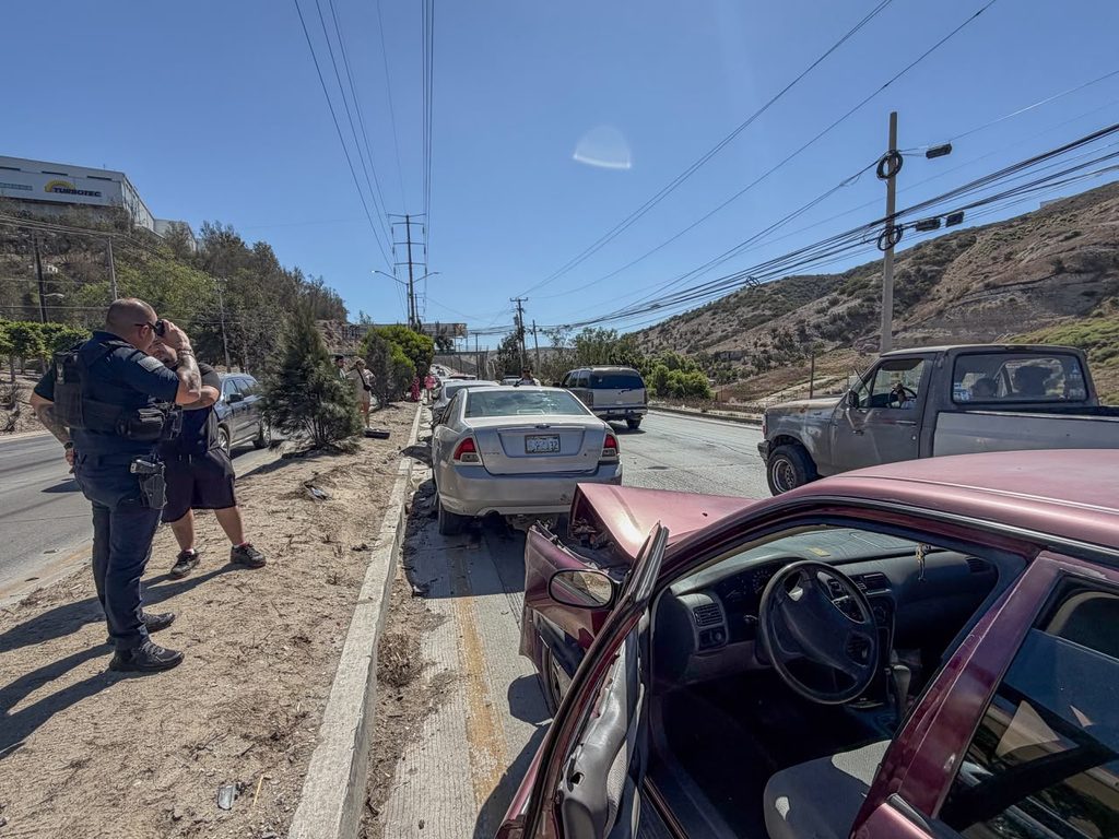 CHOQUE MÚLTIPLE DE CINCO VEHÍCULOS CAUSA CONGESTIONAMIENTO EN ROSAS MAGALLÓN