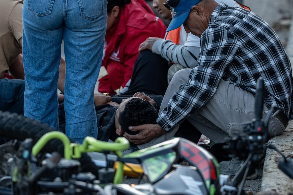 AUTOMOVILISTAS AUXILIARON AL MOTOCICLISTA.