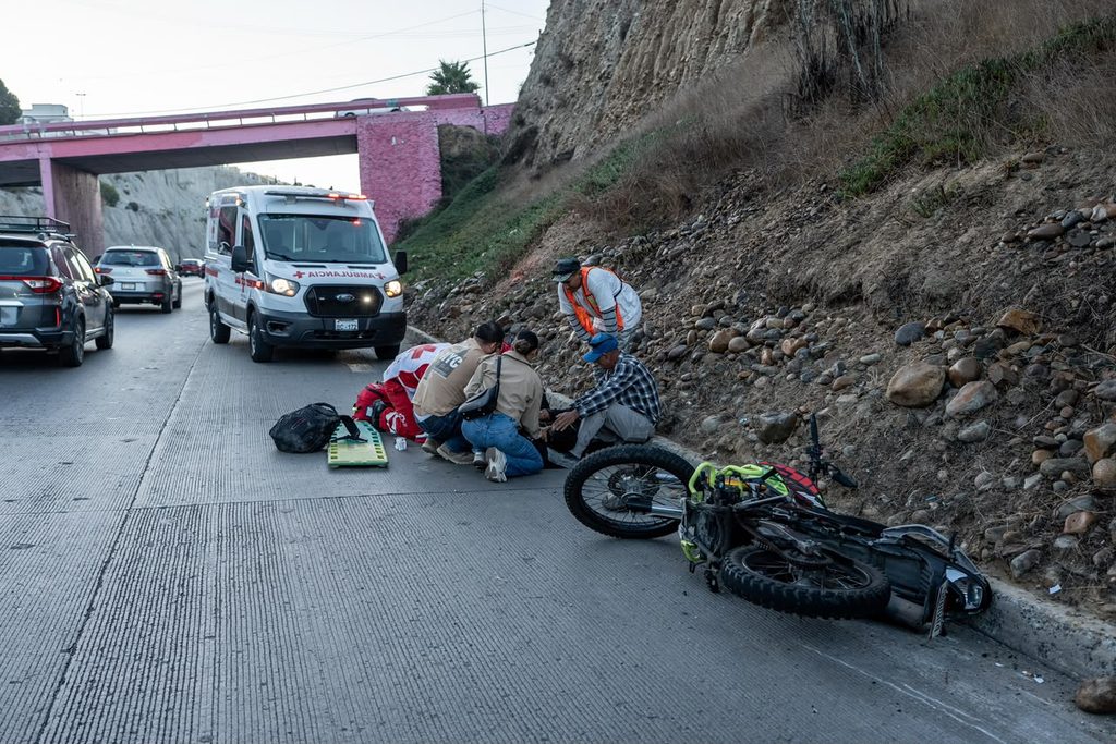 AUTOMOVILISTAS AUXILIARON AL MOTOCICLISTA.