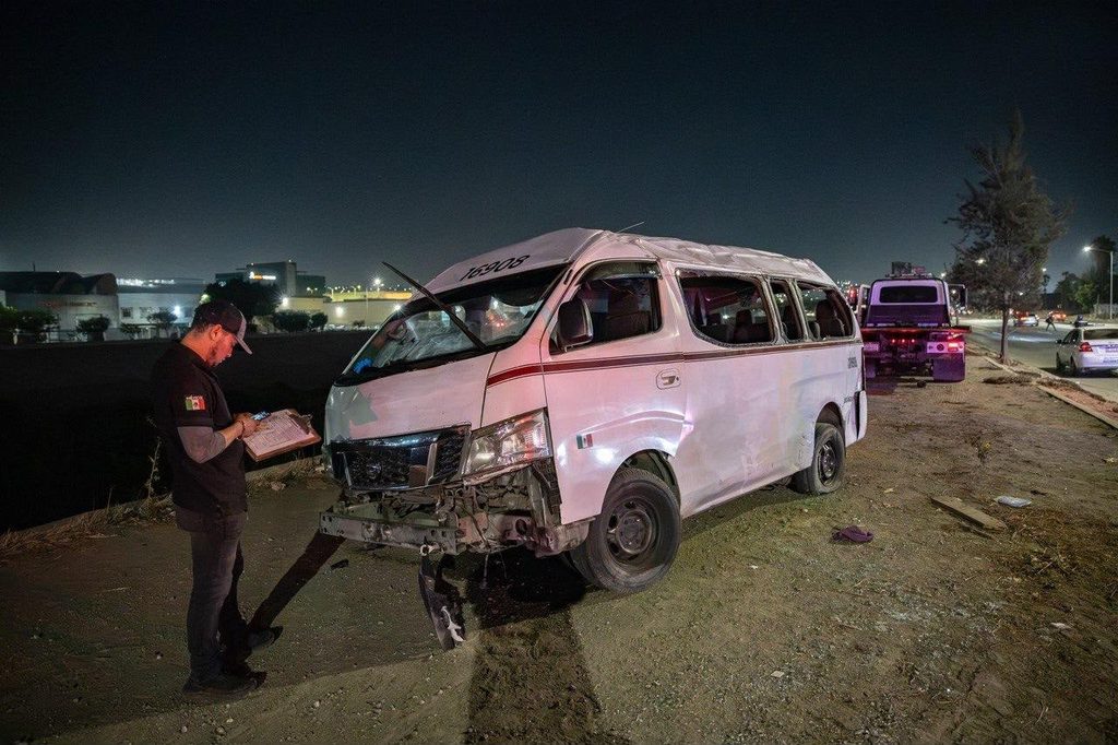 OCHO PASAJEROS RESULTAN LESIONADOS TRAS VOLCADURA DE TAXI DE RUTA EN TIJUANA