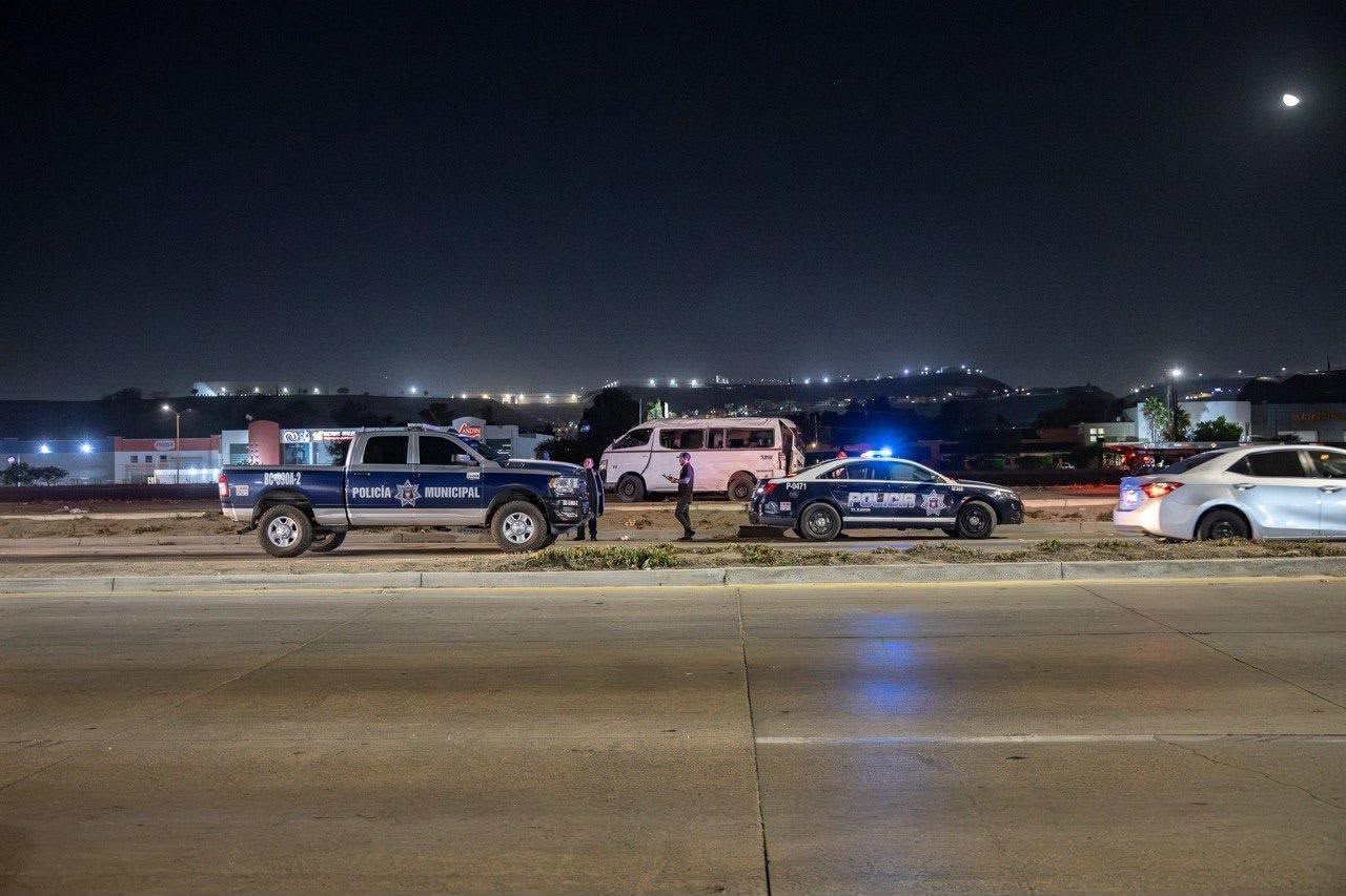 OCHO PASAJEROS RESULTAN LESIONADOS TRAS VOLCADURA DE TAXI DE RUTA EN TIJUANA